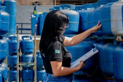 Procon Anápolis aponta variação de até 58% em preços de gás e água mineral