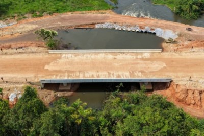 Caiado e Daniel Vilela inauguram ponte na divisa entre Nova Crixás e Mato Grosso