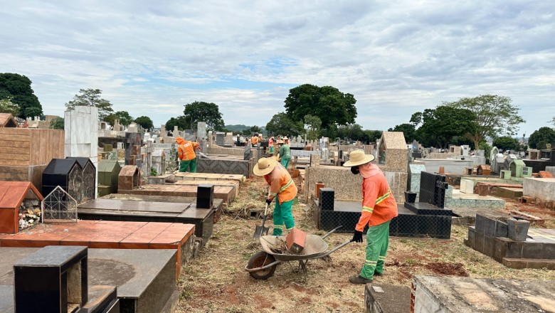 Cemitério Santana passa por força-tarefa de limpeza com 20 trabalhadores em Goiânia