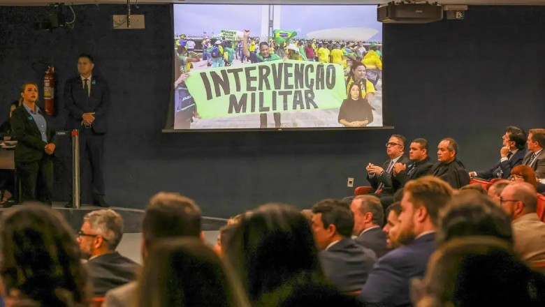 STF tem maioria para tornar Bolsonaro 1° ex-presidente réu por golpe