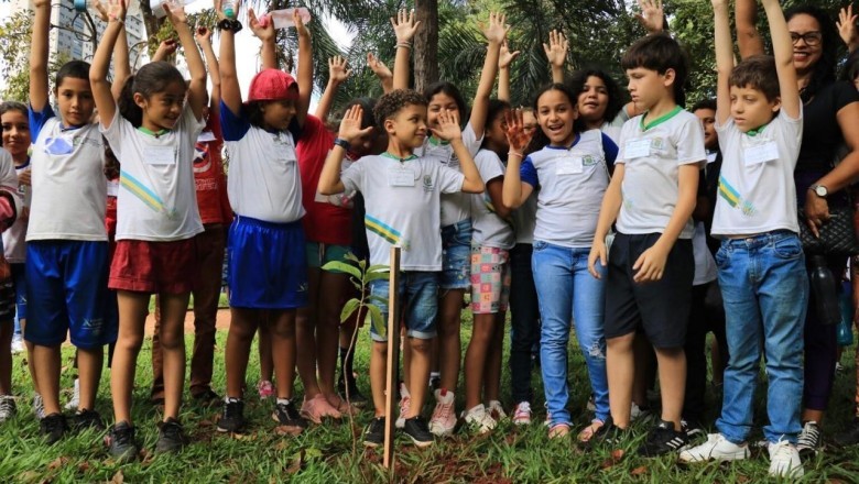 Estudantes de Goiânia plantam mais de 200 mudas de árvores do Cerrado em ação educativa