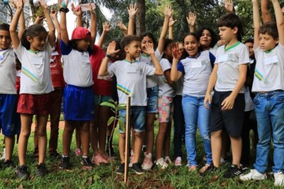 Estudantes de Goiânia plantam mais de 200 mudas de árvores do Cerrado em ação educativa