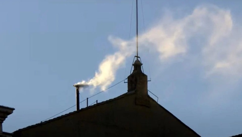 Vaticano registra fumaça branca: novo papa é eleito