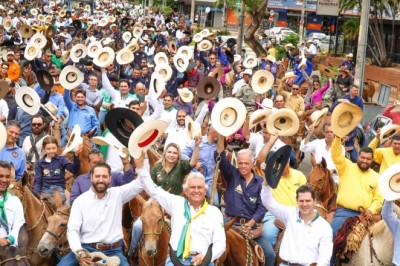 Cavalgada reúne mais de 3 mil muladeiros em Goiânia