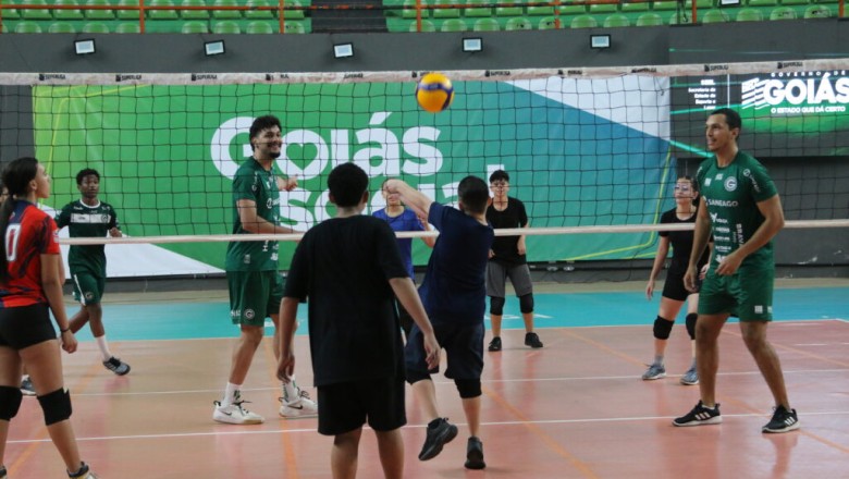 Governo de Goiás e Saneago Goiás Vôlei realizam oficina de vôlei com turmas da iniciação esportiva