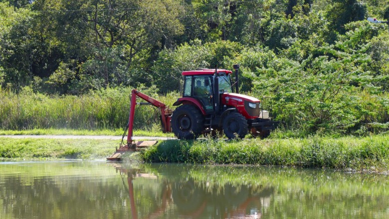 Áreas públicas e lotes recebem roçagem mecanizada em Senador Canedo