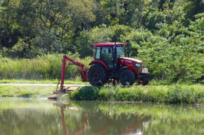 Áreas públicas e lotes recebem roçagem mecanizada em Senador Canedo