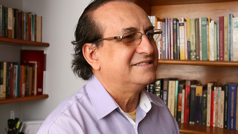 Edival Lourenço lança coletânea que reúne duas décadas de crítica literária