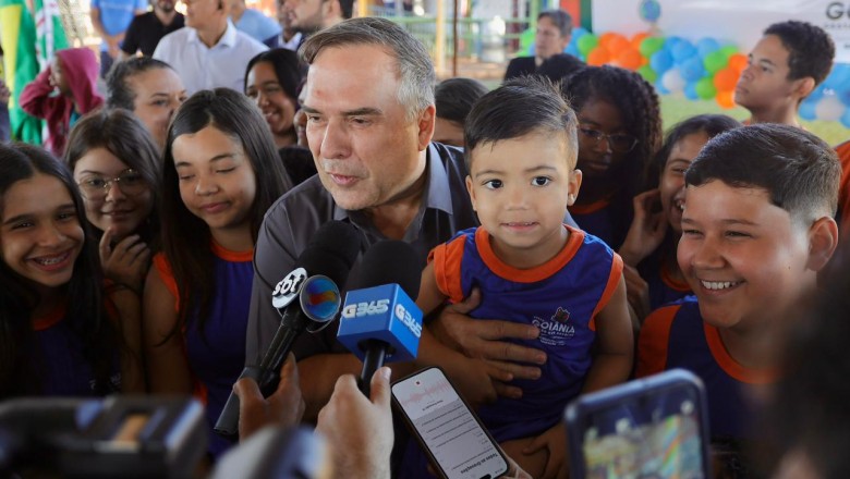 Prefeito Sandro Mabel entrega uniformes para estudantes da rede municipal de ensino