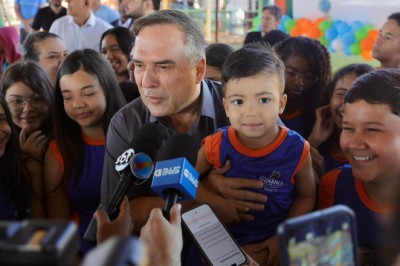 Prefeito Sandro Mabel entrega uniformes para estudantes da rede municipal de ensino