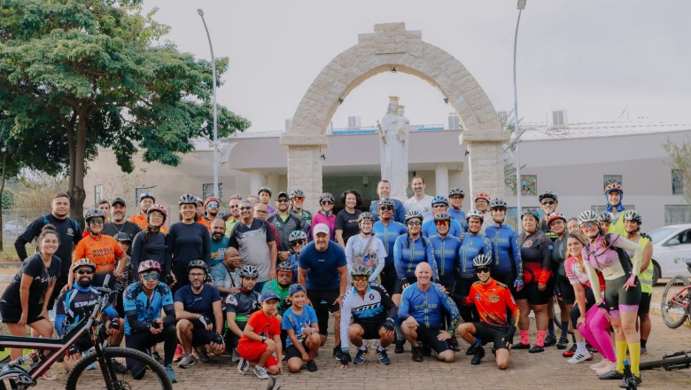 Fé sobre duas rodas: pedal de 12 km em homenagem a Nossa Senhora Auxiliadora mobiliza cerca de 100 ciclistas em Senador Canedo