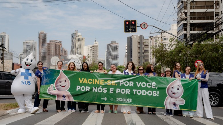 Zé Gotinha vai às ruas de Goiânia para convocar o Dia D da vacinação contra influenza