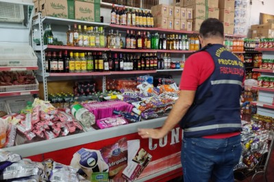 Procon apreende mais de 300 produtos vencidos, alguns há quase dois anos, em supermercado de Palmeiras de Goiás