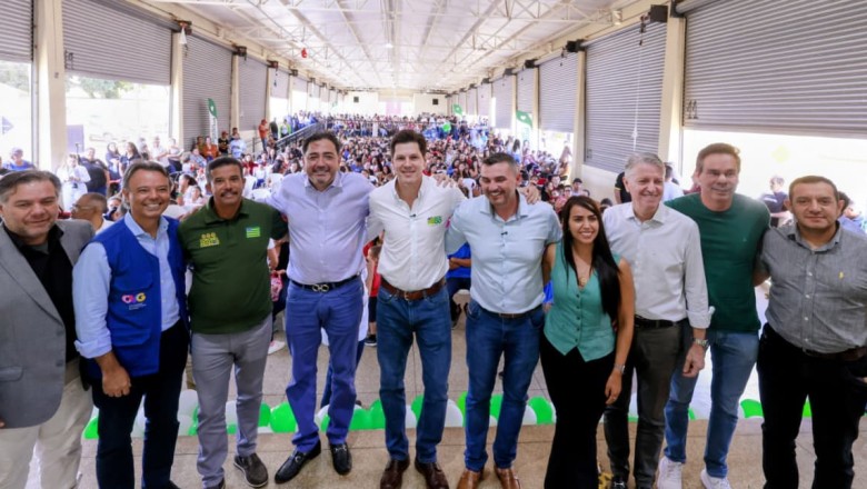 Alexânia recebe 529 cartões sociais; governo prevê R$ 2,8 milhões para recapeamento