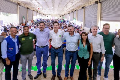 Alexânia recebe 529 cartões sociais; governo prevê R$ 2,8 milhões para recapeamento