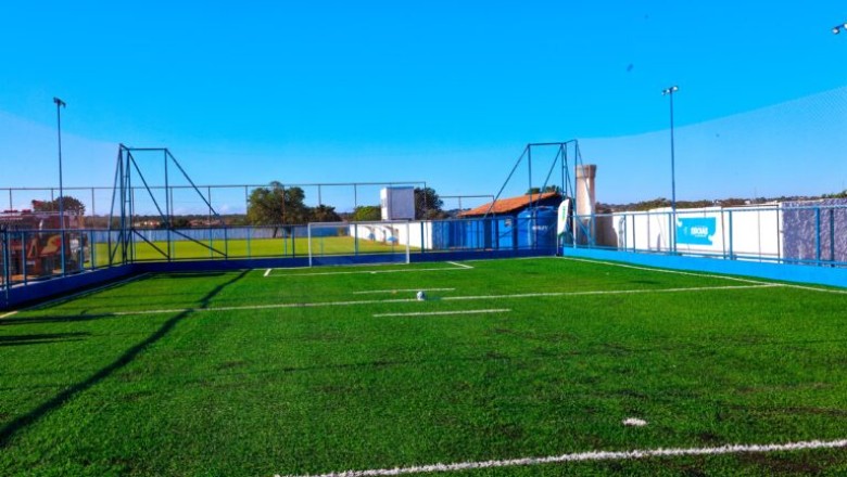 Novo campo de futebol society em Planaltina de Goiás recebe mais de R$ 500 mil; estado já constrói 18 unidades