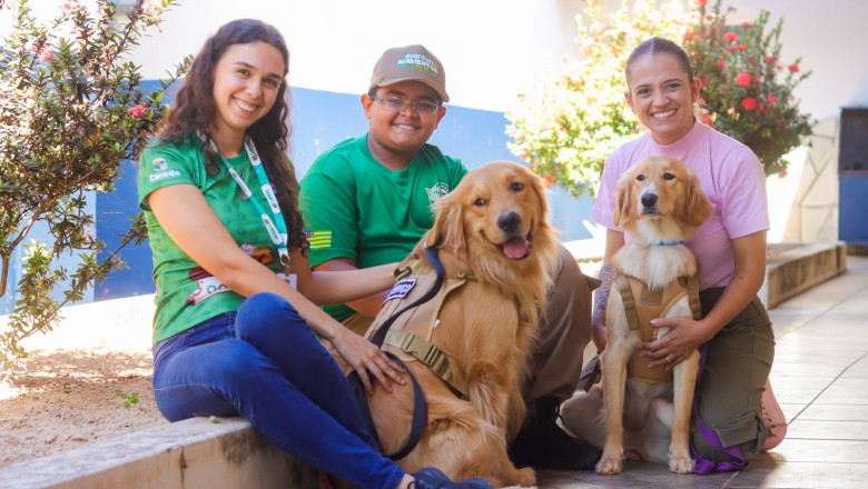 Quatro Golden Retrievers transformam aula dos Guardiões Ambientais e reforçam educação socioambiental em Senador Canedo