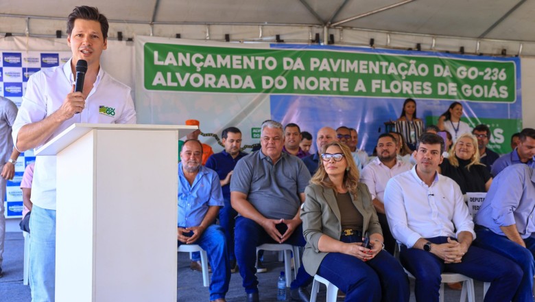 Ordem de serviço autoriza 63,8 km de asfalto na GO-236 e ponte de 85 m; 84 moradias integram pacote no Nordeste goiano