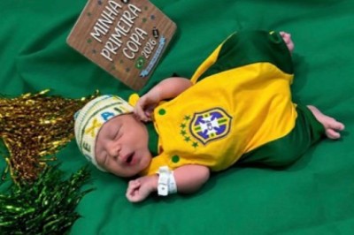 Maternidades de Goiás entram em clima de Copa: bebês viram figurinhas e ganham toucas da Seleção