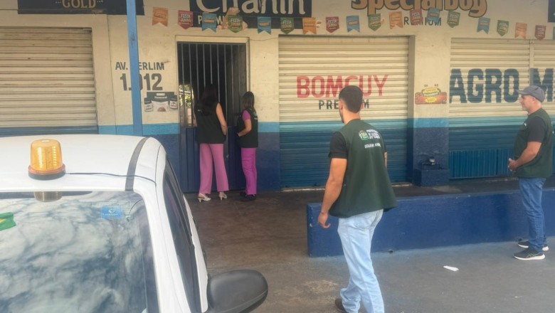 Goiânia: 23 animais são resgatados de pet shop após denúncia; dois detidos e perícia investiga
