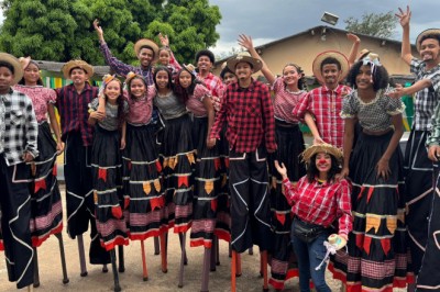 Quadrilha na perna de pau: estudantes de Goiânia levam arraiá sustentável ao Circo Laheto neste sábado