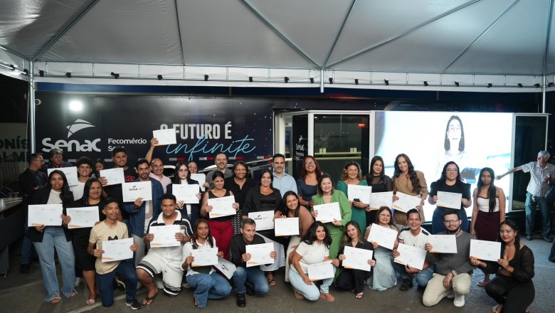Do cabeleireiro à IA: Caravana do Emprego e Renda certifica mais de 120 alunos em Goiânia