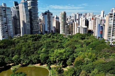 Goiânia recebe prêmio internacional por reduzir emissões e vai implementar 100 jardins de chuva; jovens terão US$ 50 mil para projetos