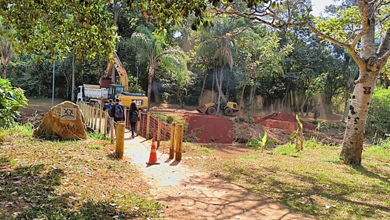 Obra atinge 40%: Goiânia desassoreia lagos e abre aceiros no Parque Carmo Bernardes e na Marginal Barreiro