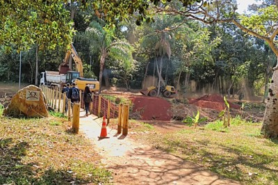 Obra atinge 40%: Goiânia desassoreia lagos e abre aceiros no Parque Carmo Bernardes e na Marginal Barreiro