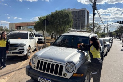 9.371 multas por estacionamento em canteiros: ação em Goiânia reforça que ausência de placa não libera vaga
