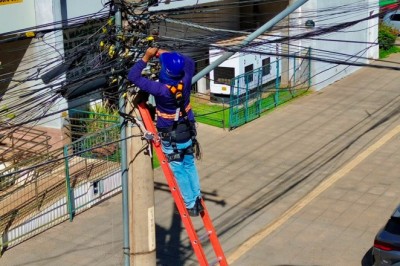Fios soltos na mira no Setor Aeroporto: operação já removeu 110,7 toneladas em Goiânia