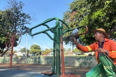 Mutirão da Comurg renova praças em Goiânia: 1,3 mil intervenções desde 2025 e 558 playgrounds recuperados