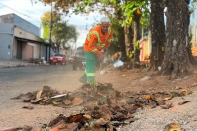 Estiagem acende alerta: Comurg intensifica rastelação de folhas para evitar incêndios e manter Goiânia limpa