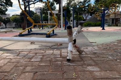 Após reformas, praças de Goiânia sofrem vandalismo: luminárias arrancadas e bancos destruídos
