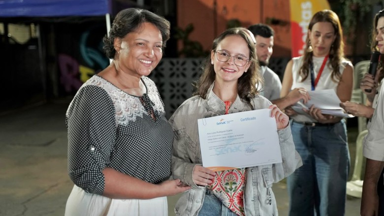 Com cursos de IA e beleza sobre rodas, Goiânia certifica mais 200 alunos e leva qualificação a novos bairros