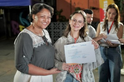 Com cursos de IA e beleza sobre rodas, Goiânia certifica mais 200 alunos e leva qualificação a novos bairros
