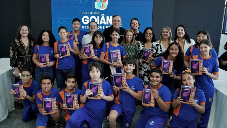 Nota 8,3 no Ideb 2025: alunos de escola municipal em Goiânia visitam a prefeitura e recebem tablets