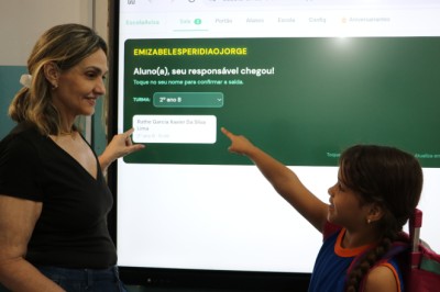 Mãe cria aplicativo que integra lousas digitais e agiliza saída de alunos em escola municipal de Goiânia