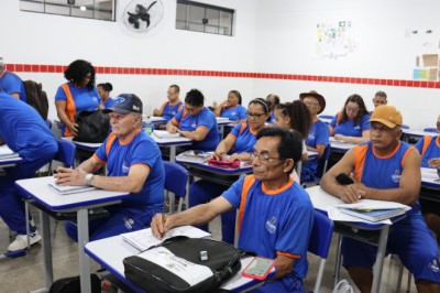 Formação reúne profissionais para fortalecer alfabetização de jovens e adultos em Goiânia