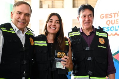 Goiânia entrega novos documentos e coletes a auditores para reforçar segurança durante fiscalizações