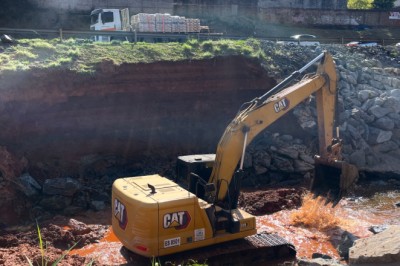 Marginal Botafogo tem trânsito parcialmente interditado durante obra contra erosão em Goiânia