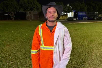 Servidor da limpeza urbana se forma em Enfermagem e leva uniforme da Comurg à cerimônia