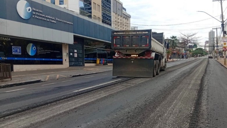 Asfalto danificado após recapeamento é reparado na Rua 9, em Goiânia