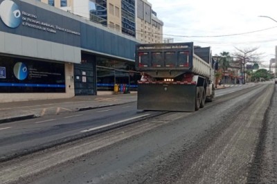 Asfalto danificado após recapeamento é reparado na Rua 9, em Goiânia