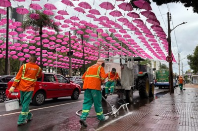 Mais de 1,5 mil guarda-chuvas rosas transformam praça de Goiânia em alerta pelo Outubro Rosa