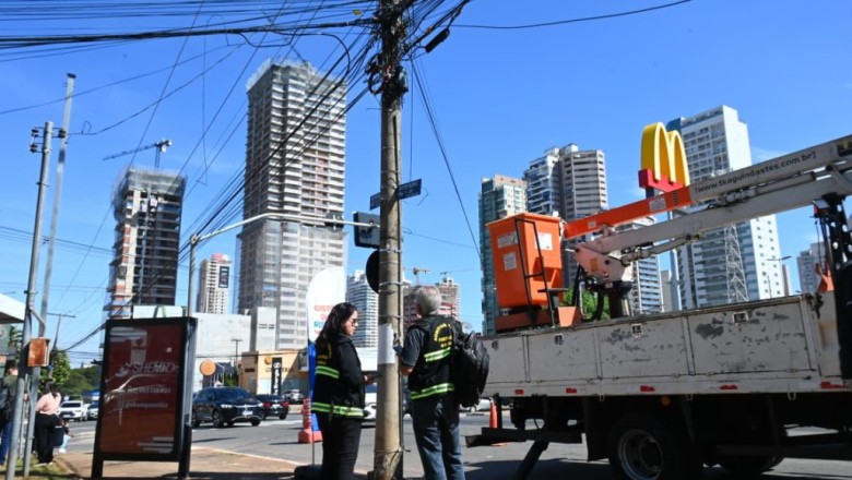 Operação em Goiânia remove 203 toneladas de cabos sem uso e reorganiza mais de 4,6 mil postes