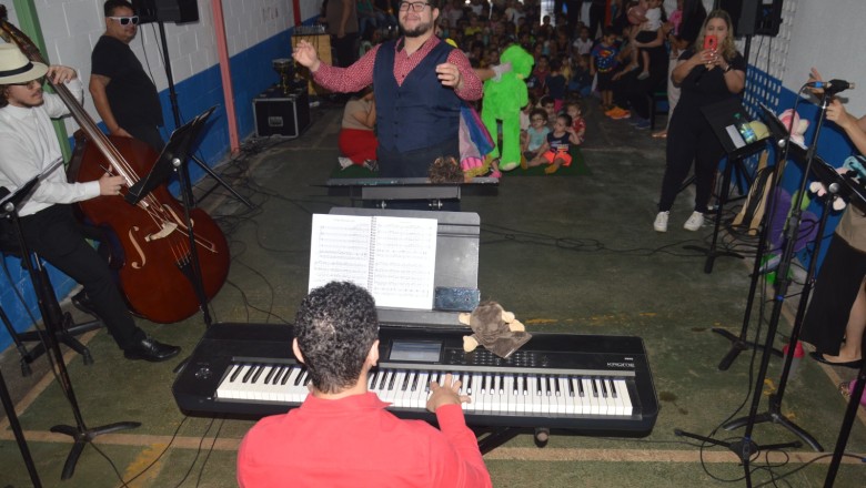 Concerto interativo leva música clássica e folclórica a 300 estudantes de Goiânia