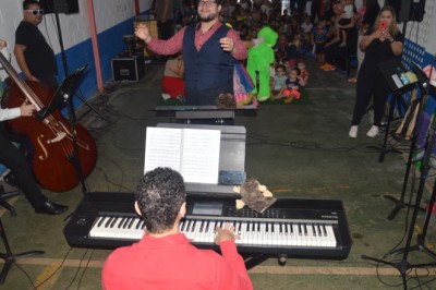 Concerto interativo leva música clássica e folclórica a 300 estudantes de Goiânia