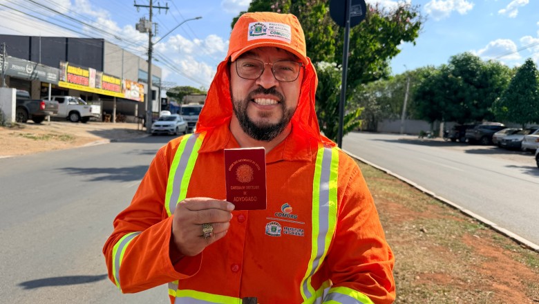 Aos 42 anos, gari de Goiânia se forma em Direito, passa na OAB e conquista novo cargo na Comurg
