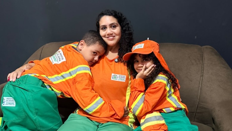Filhos de gari vestem uniforme da mãe e revelam orgulho pelo trabalho que transforma Goiânia